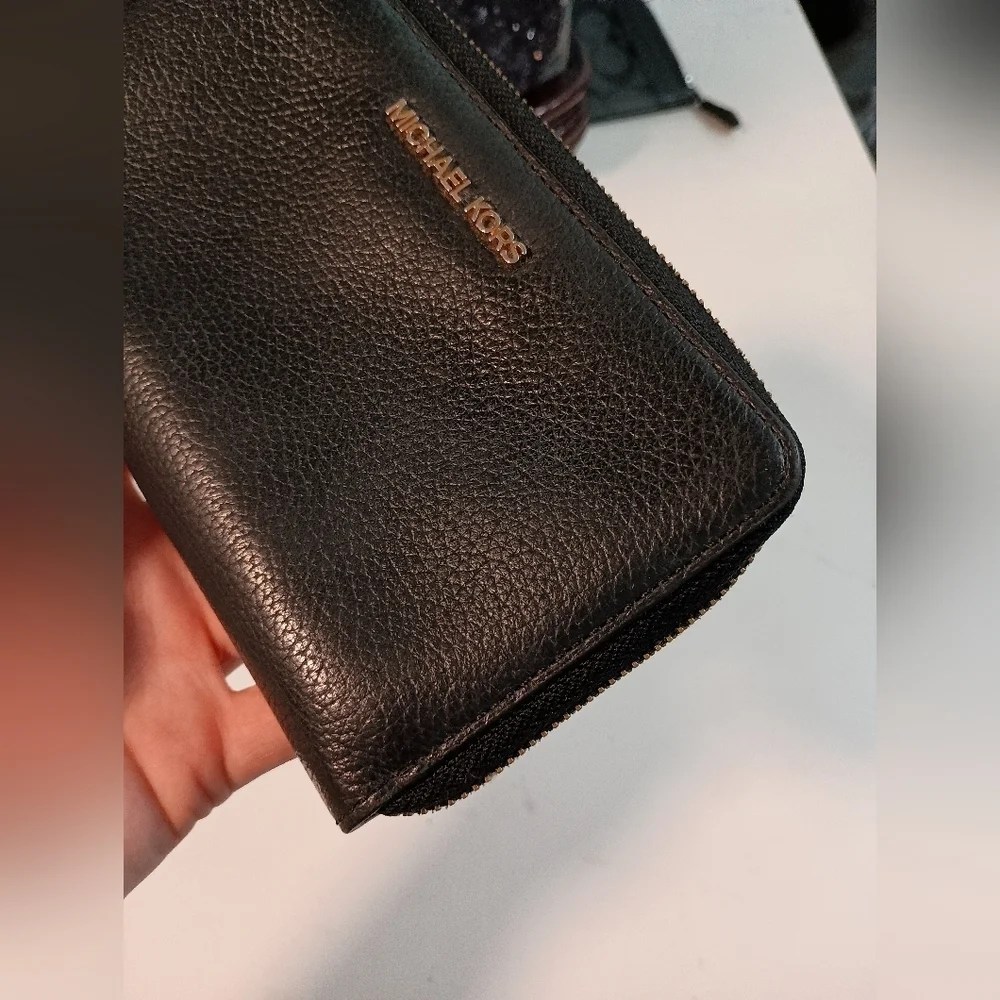 MICHAEL KORS WALLET BLACK PEBBLE LEATHER ZIP AROUND